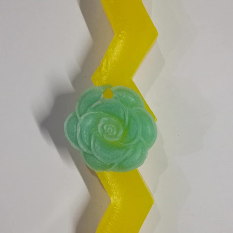 Χειροποίητη αρωματική λαμπάδα με λουλούδι πράσινο