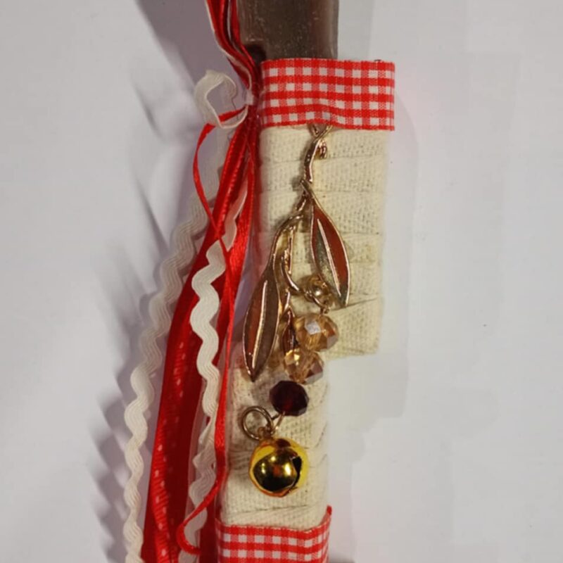 Χειροποίητη αρωματική λαμπάδα με μεταλλικό μπρελοκ