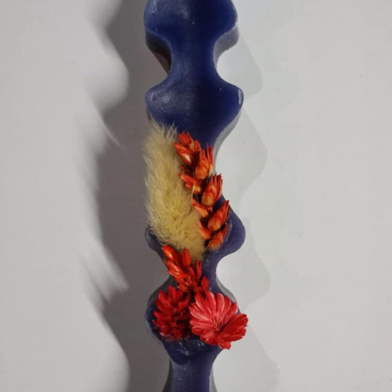 Χειροποίητη αρωματική λαμπάδα με κόκκινα λουλούδια