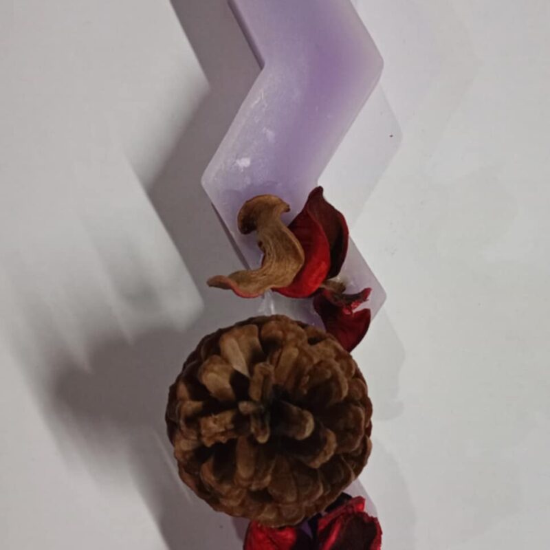 Χειροποίητη αρωματική λαμπάδα με κουκουνάρι