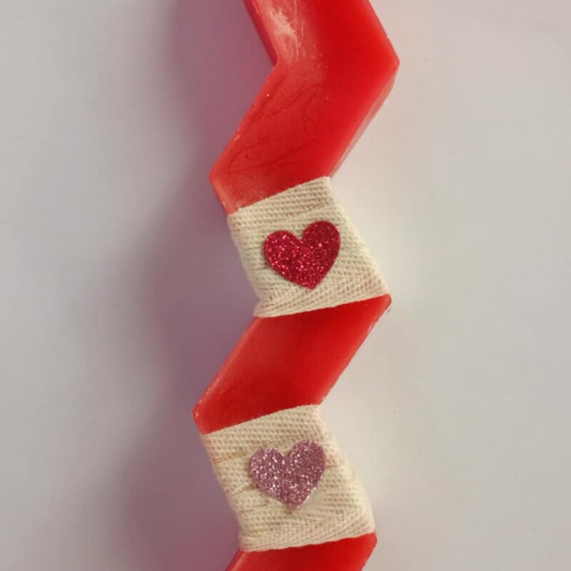 Χειροποίητη αρωματική λαμπάδα με καρδιές