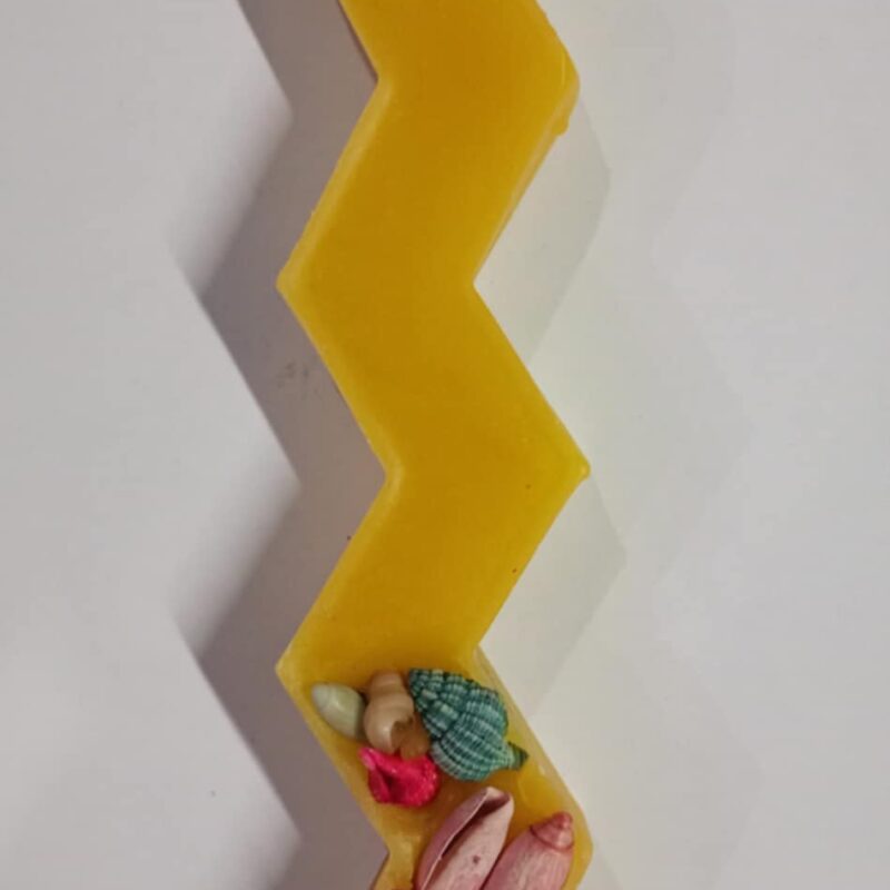 Χειροποίητη αρωματική λαμπάδα με κοχύλια κίτρινη