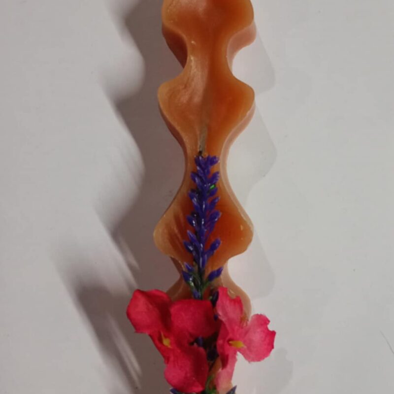 Χειροποίητη αρωματική λαμπάδα με καφέ λουλούδια