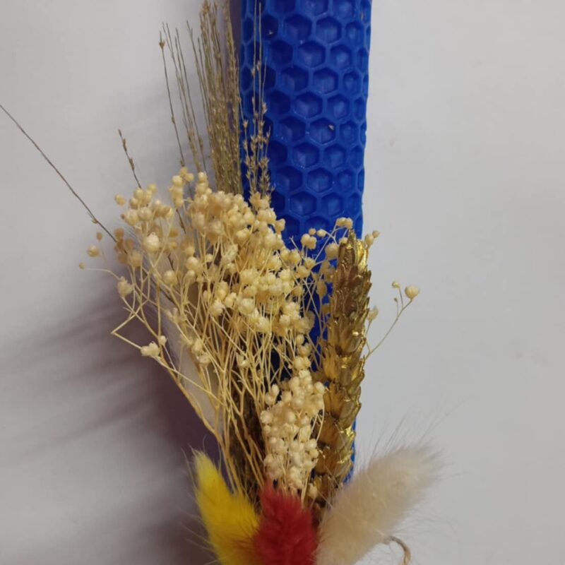 Χειροποίητη αρωματική λαμπάδα απο κηρήθρα μελισσών με λουλούδια αγρού μπλε