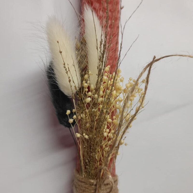 Χειροποίητη αρωματική λαμπάδα απο κηρήθρα μελισσών με λουλούδια αγρού ροζ