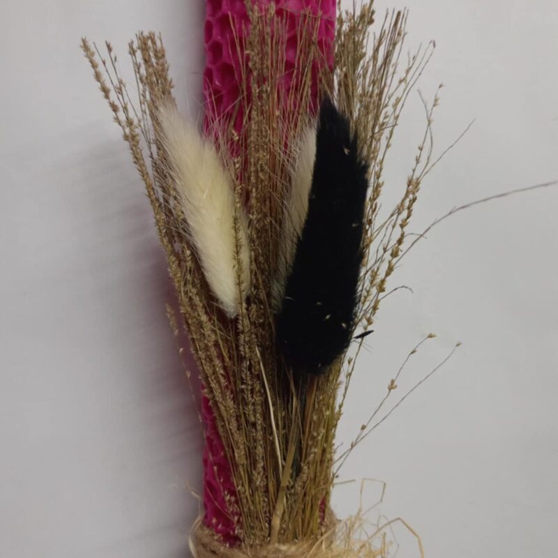 Χειροποίητη αρωματική λαμπάδα απο κηρήθρα μελισσών με λουλούδια αγρού μοβ