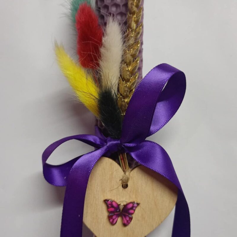 Χειροποίητη αρωματική λαμπάδα απο κηρήθρα μελισσών με λουλούδια αγρού μοβ και πεταλούδα