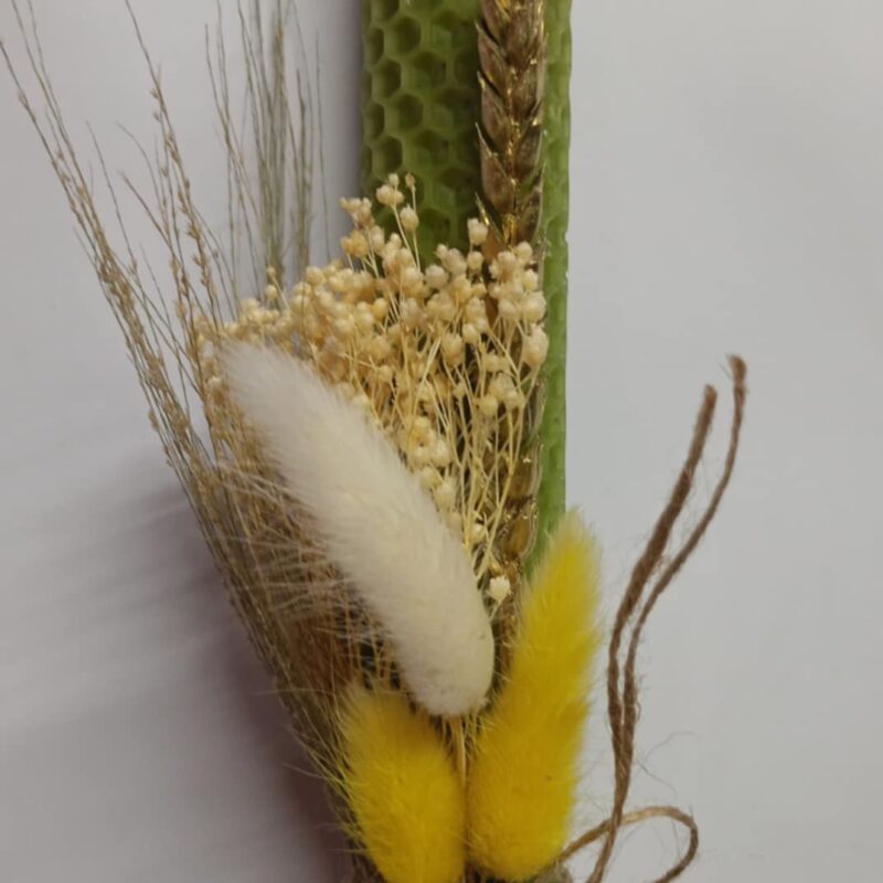 Χειροποίητη αρωματική λαμπάδα απο κηρήθρα μελισσών με λουλούδια αγρού λαχανί