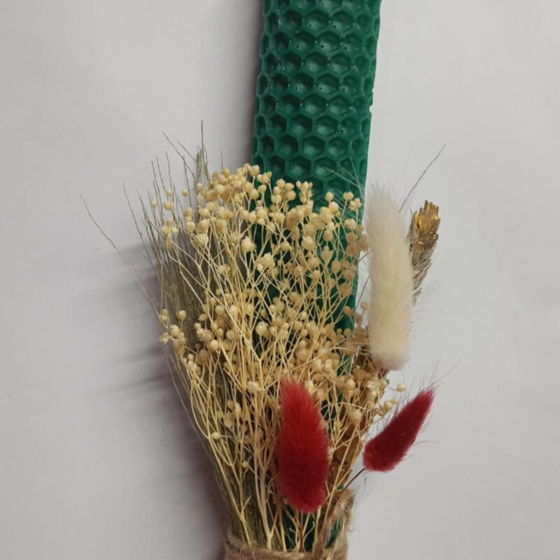 Χειροποίητη αρωματική λαμπάδα απο κηρήθρα μελισσών με λουλούδια αγρού πράσινο